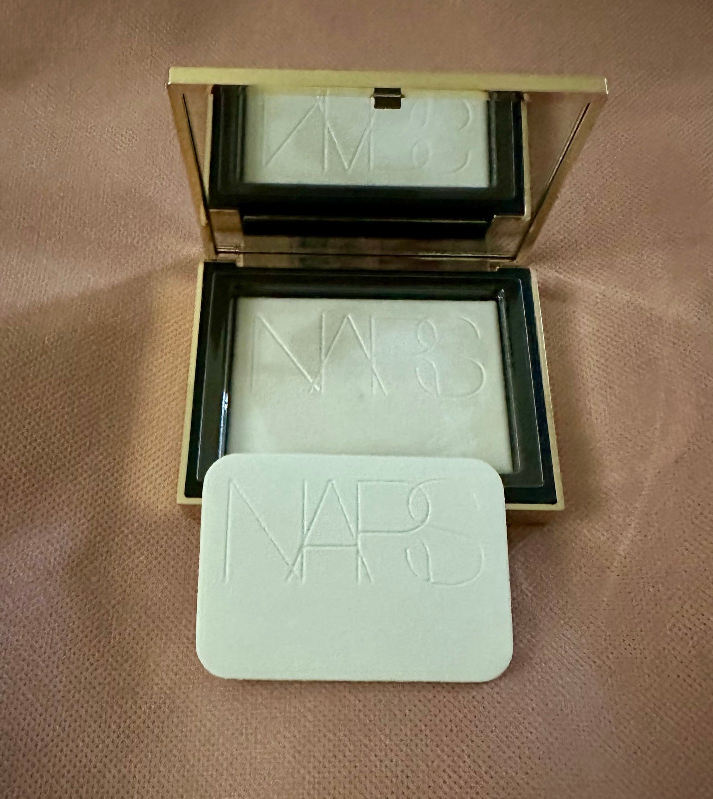 ゴールドダスト ライトライトリフレクティング セッティングパウダー/NARS/プレストパウダーを使ったクチコミ(2枚目)