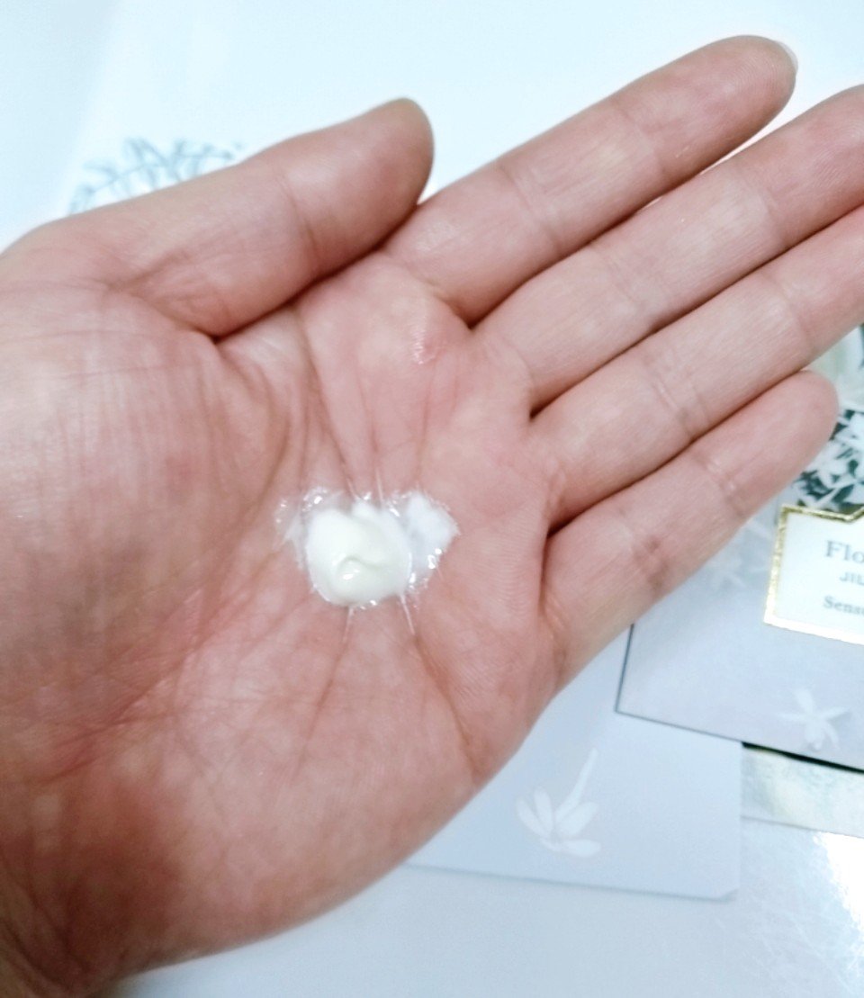 エッセンシャルUVプロテクター センシュアルジャスミン/Flora Notis JILL STUART/日焼け止めクリームを使ったクチコミ（2枚目）