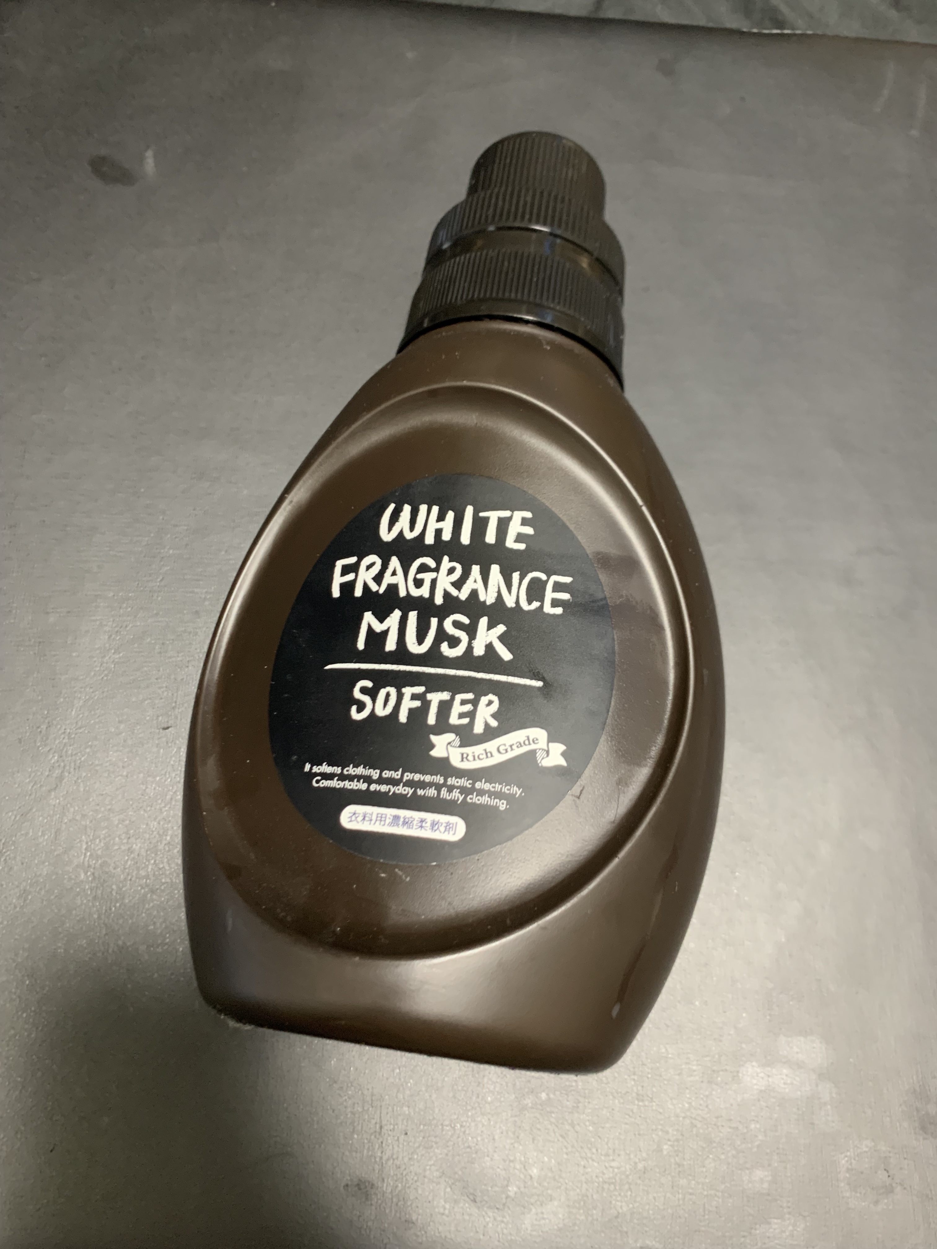 WHITE FRAGRANCE MUSK SOFTER（衣料用柔軟剤）/ミツエイ/柔軟剤を使ったクチコミ（1枚目）