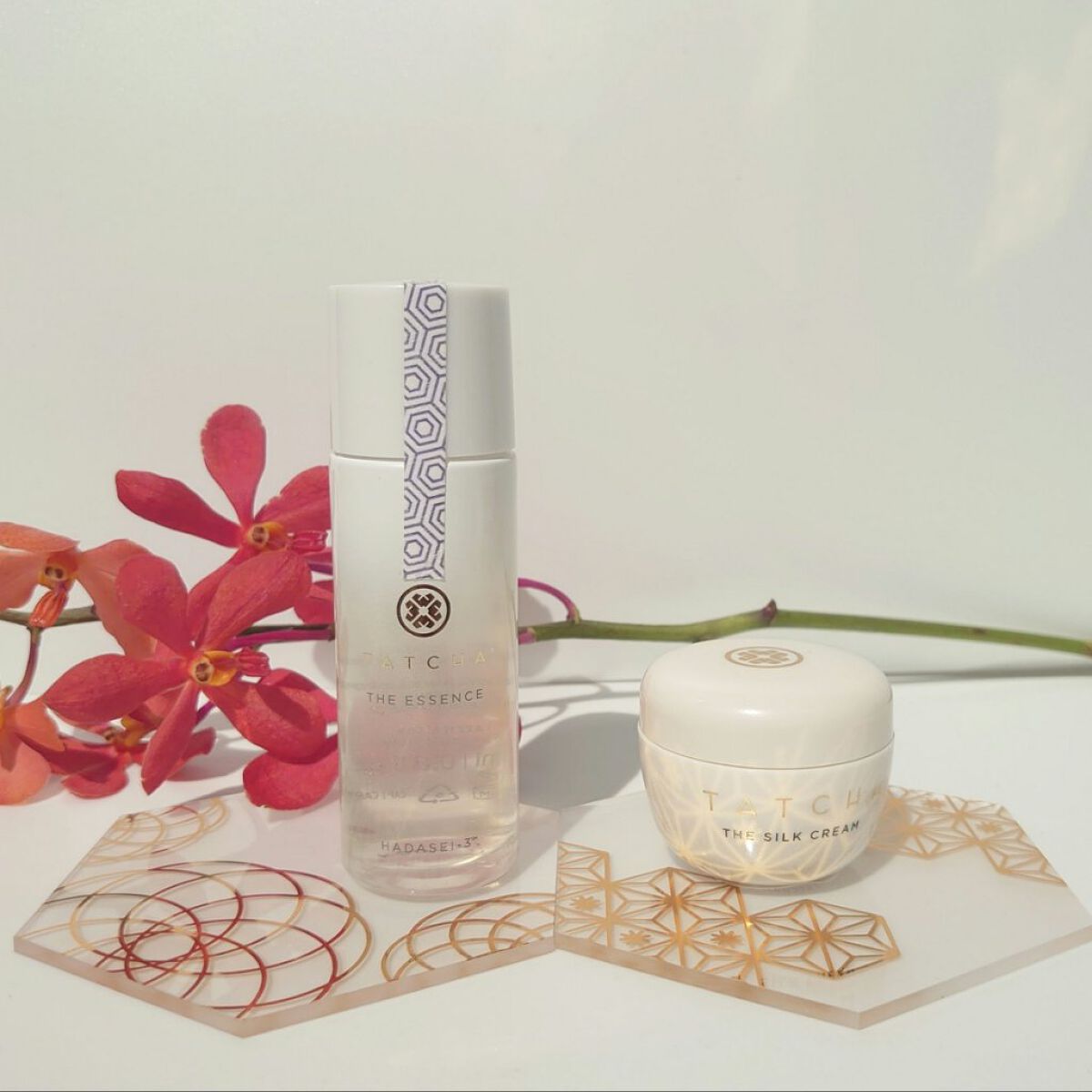 心と肌をケアする♡♡

サンフランシスコ発のスキンケアブランド

𝐓𝐀𝐓𝐂𝐇𝐀

◽𝐓𝐡𝐞 𝐄𝐬𝐬𝐞𝐧𝐜𝐞
水を加えない高濃度な発酵化粧液。
サラッとしたテクスチャーで肌がゴクゴク飲み干すような浸透力は感動的