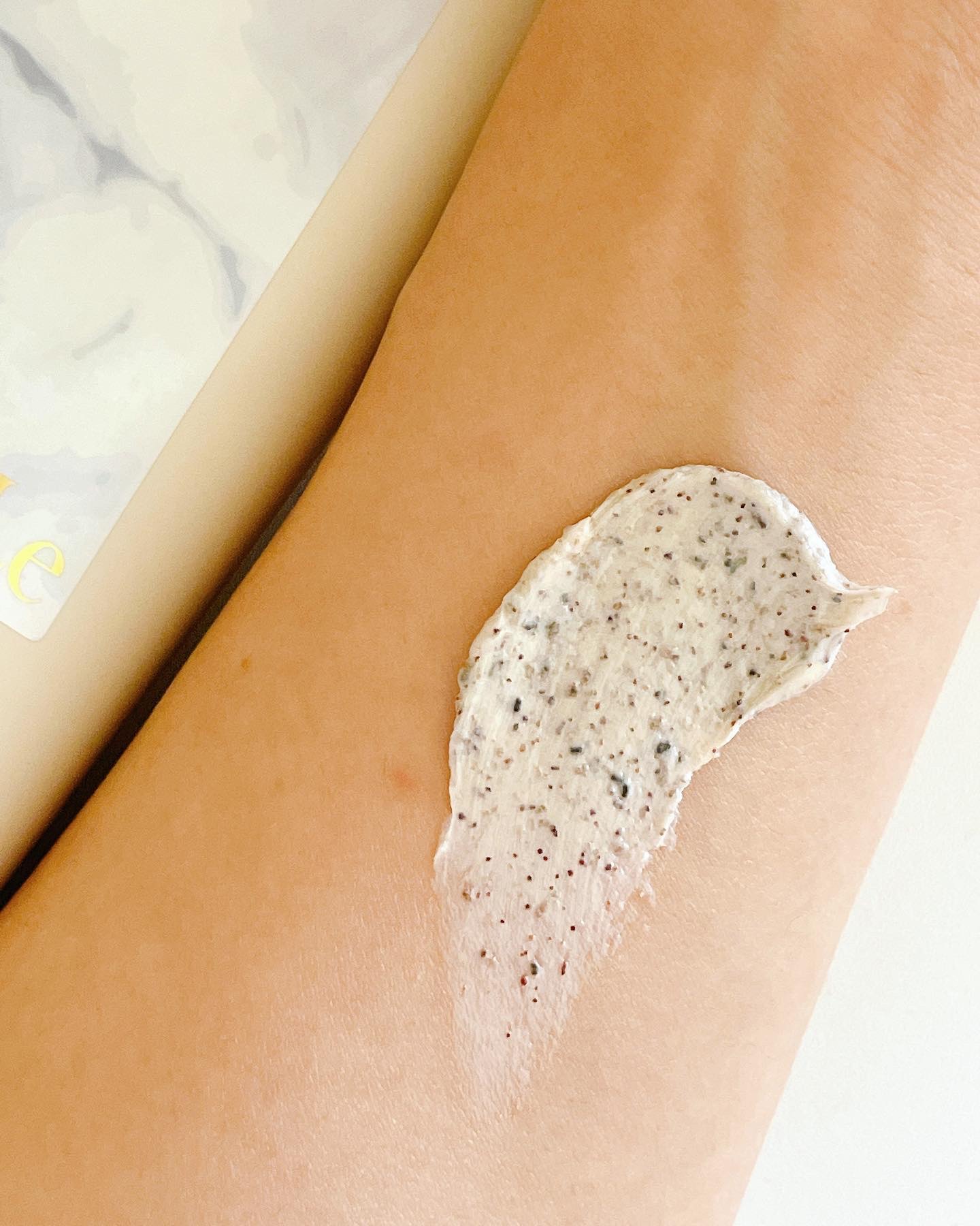 CLAY ＆ SCRUB BODY WASH/SWATi MARBLe/ボディスクラブを使ったクチコミ（3枚目）