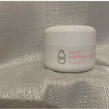 LIPSを通してG9SKINさんからWHITE WHIPPING CREAM(ウユクリーム)をいただきました。

使ってみて

匂いはトイレットペーパーの芯のような匂いで、あんまり好んで使えませんが馴染