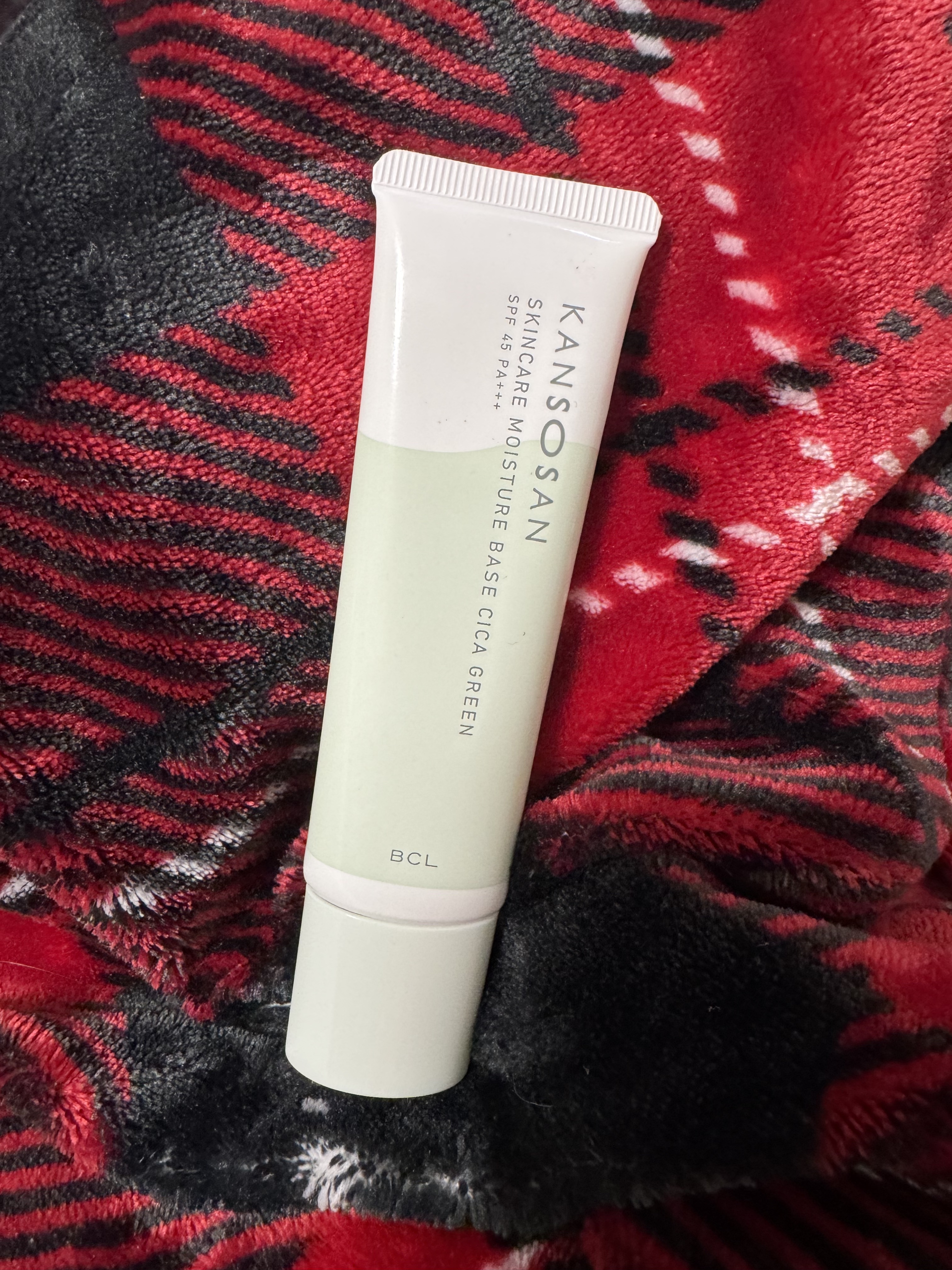 肌に優しく、保湿力が高いので化粧下地としてとても使いやすいです！
少量でもしっかりと肌に馴染み、ベタつきがないのにしっとり感が続きます。
緑色のトーンアップ効果で、気になる赤みを自然にカバーしてくれるのが嬉しいポイント。
SPF45 PA+