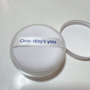 One-day's you ポアセバムパウダー  #提供 

ワンデイズユー( @onedaysyou_jp )様からいただきました。
素敵な商品をありがとうございます！

これからの夏にピッタリなルースパウダーを紹介します✨️

最近夏に近ずいてきて、とても暑いですよね、、、。
汗もたくさんかきます💧

このパウダーは、皮脂によるテカリはもちろん、汗で束になった前髪もサラサラにしてくれるパウダーてす‼️

ベースメイクの最後にこのパウダーをのせると、サラサラになって、メイク崩れも少なくなりました！

ファンデーションしない日も、このパウダーを使うと、ほんのりトーンアップしてくれて、毛穴の黒ずみをぼかしてくれるので、お気に入りです！

このパウダーをつけて夕方まで過ごしてみました。
私には、少し乾燥したように感じたので、乾燥しやすい方は、つっぱり感を感じた時は、ミストなどで保湿してみてください！

汗をかいたあとの、束になった前髪の根元に、このパウダーを叩くと、セットしたてのような前髪が戻ってきました！


フェイスにも、髪のベタつきにも使える万能パウダーぜひ、チェックしてみてください✨️

Qoo10メガ割にも❣️↓↓↓
https://m.qoo10.jp/su/1377017156/Q125609890

#ワンデイズユー #パウダー #ポアセバムパウダー #韓国コスメ #メガ割  #梅雨のヘアケア の画像 その2