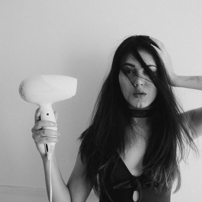 ドライヤーの寿命って何年ぐらい?買い替えサインは?長く使い続ける使い方のコツやおすすめアイテムも紹介の画像