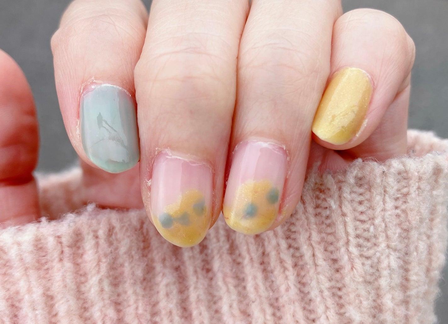 くじら on LIPS 「ぽんぽんドットを置いて✨ミモザふうネイル🌼・パラドゥミニネイル..」(2枚目)