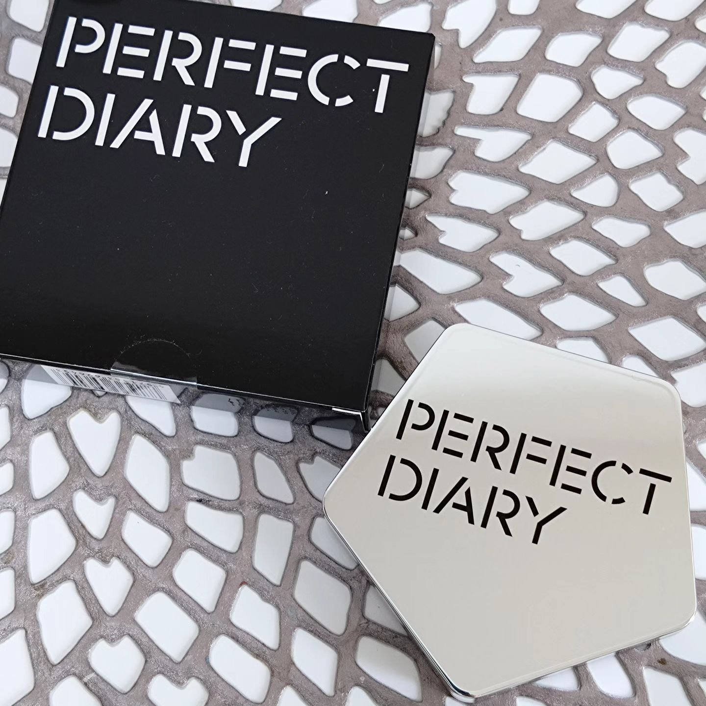 スターダストダイヤモンドハイライトパウダー N08 ネビュラパープル(日本限定色)/PERFECT DIARY/パウダーハイライトを使ったクチコミ（3枚目）