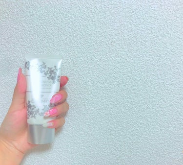 DIAMOのPLATINUMDIAMOND 
JEWELRY HAND CREAM

ベタつきはなくサラッとしていますがしっかり保湿もしてくれます。
香りはローズの香りできつすぎずフワッと香る程度でとて