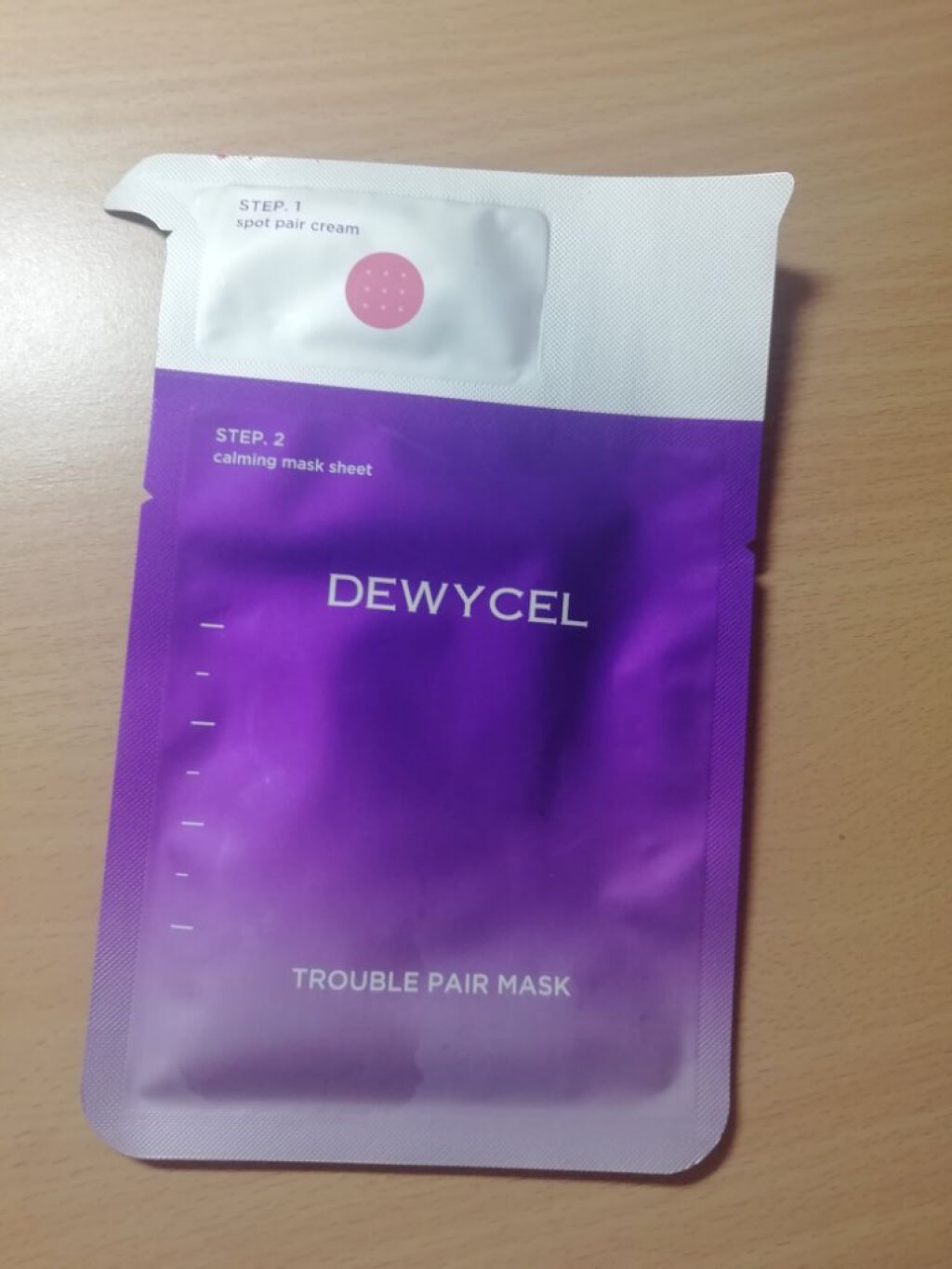 Step1で上段の薄ピンク色のクリームを赤みや吹出物など気になるお悩みのところに塗ります。 しっとりしたピンクのクリーム上で保湿力バッチリ刺激が少なくて嬉しい
 Step2で下段のパックをクリームを塗った肌の上に密着させて10〜20分放置し