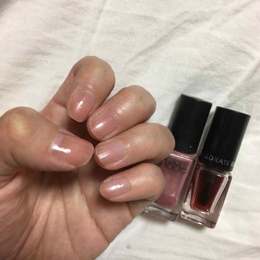 #ネイル

気分をあげるために、オフィスネイル用にセルフネイル💅インテグレートグレイシィのネイルカラー92をベースに、ネイルホリックRO603のカラーで濃淡をつけてグラデ風にしました。先に向かって若干濃くなるようにし、立体感がでるようにしました❣️両方とも、速乾性があり、可愛い色です❣️仕事中に疲れたら眺めて休憩します。

#ネイルホリック
#インテグレートグレイシィ
 #ガチレビュー の画像 その1