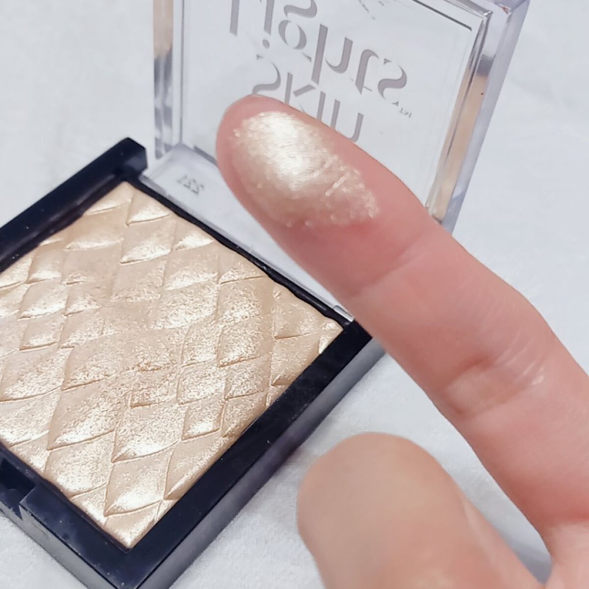 スキンライト プリズマティック ハイライター 201 デイブレイク グリマー/REVLON/プレストパウダーを使ったクチコミ（2枚目）