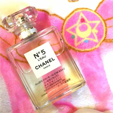 CHANELの香水です！
N°5のローという、前からあったやつの軽いバージョンです✧ʕ̢̣̣̣̣̩̩̩̩·͡˔·ོɁ̡̣̣̣̣̩̩̩̩✧

前からある方はあまり好きな香りではなかったのですが、これはドン