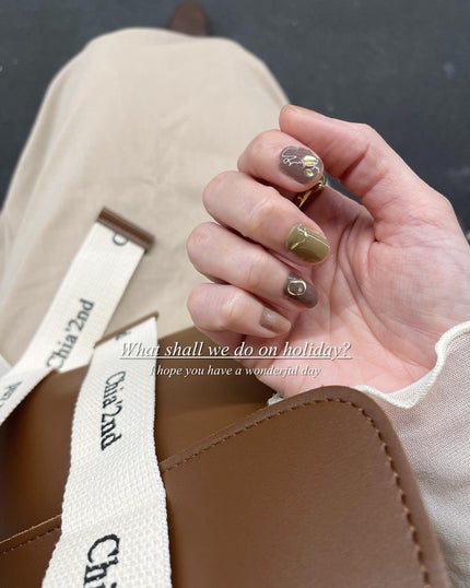 エリー on LIPS 「淡色ネイル♡仕事柄、ネイルできないから簡単に落とせるお手軽..」(1枚目)