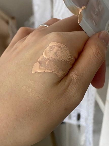 マッドピーチ スタイルフィットファンデーション 1.0 グローベージュ(GLOW BEIGE)/MAD PEACH/リキッドファンデーションを使ったクチコミ(3枚目)