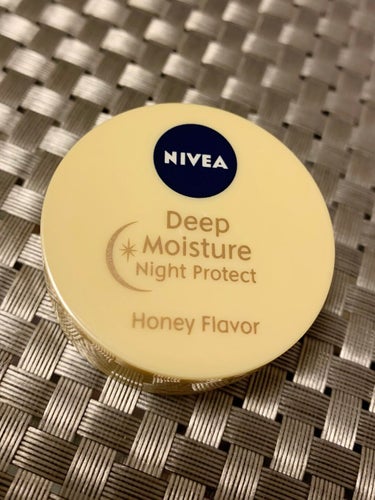 NIVEA♡
ディープモイス チャーナイト プロテクト
（はちみつの香り）

私は寝る前に保湿の為に使用してます。

結構長い事、
使用してますがこのリップバーム
使いはじめてから荒れがなくなりました。