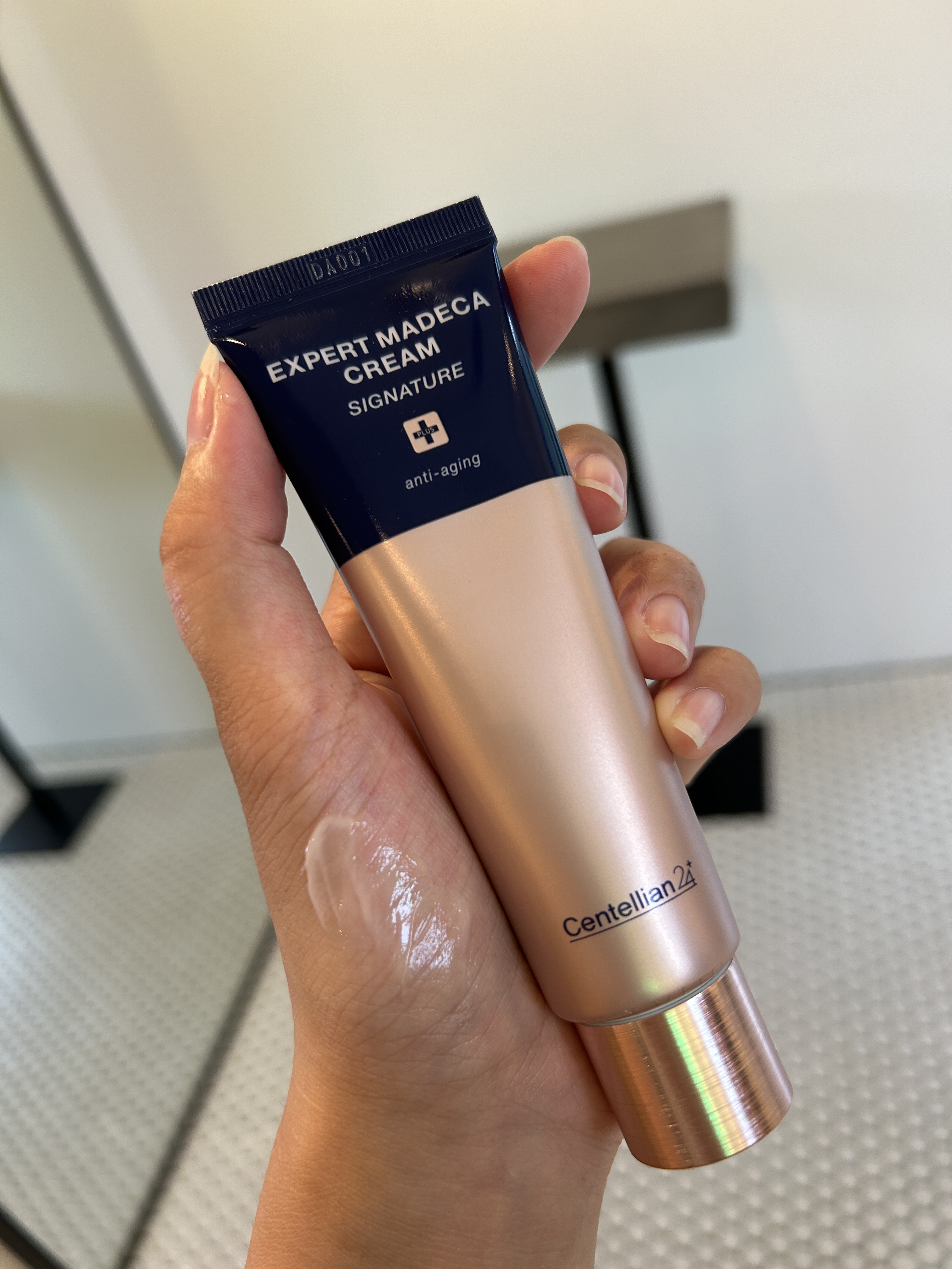 🤍センテリアン24🤍
エキスパートマデカクリーム シグネチャー
50ml 4,600円（税込参考価格）

┈┈┈┈┈┈┈┈┈┈┈┈┈┈┈┈┈┈┈┈

東国製薬独自技術によって生成された「ツボクサパンテノール*1」配合。ゆらいだ肌を素早く