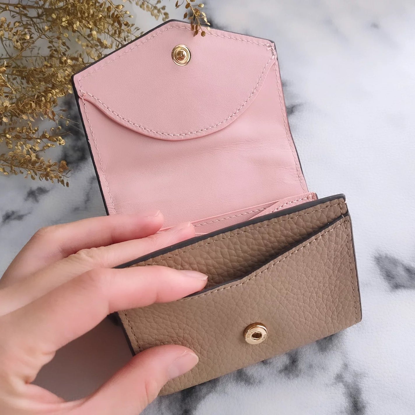 きょのすけ on LIPS 「<バイカラーデザイン三つ折り本革ミニ財布>を愛用中♪ちょっとし..」(6枚目)