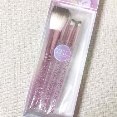 🥀 3COINS メイクブラシ5本セット ￥324

いまLIPSでも話題沸騰中の3COINSで売ってるユニコーンメイクブラシセット！
キラキラが入った持ち手の可愛さがハンパない！(中のキラキラは液体が