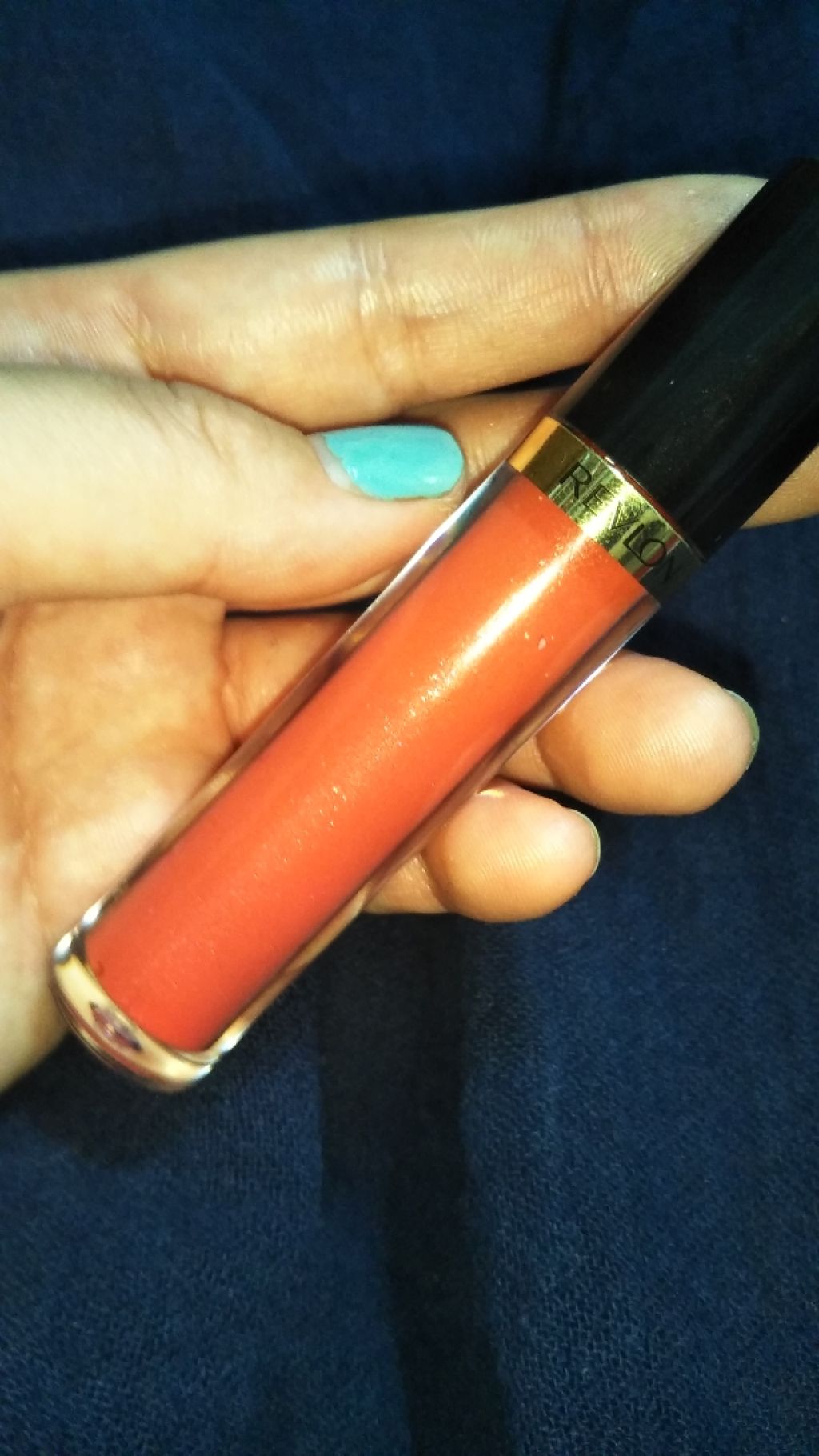 REVLON スーパー ラストラス リップグロスのクチコミ「白色ラメが入っていて、キラキラしてます。
塗ってみると、あんまり分からないので、気分で遊ぶって.....」（2枚目）