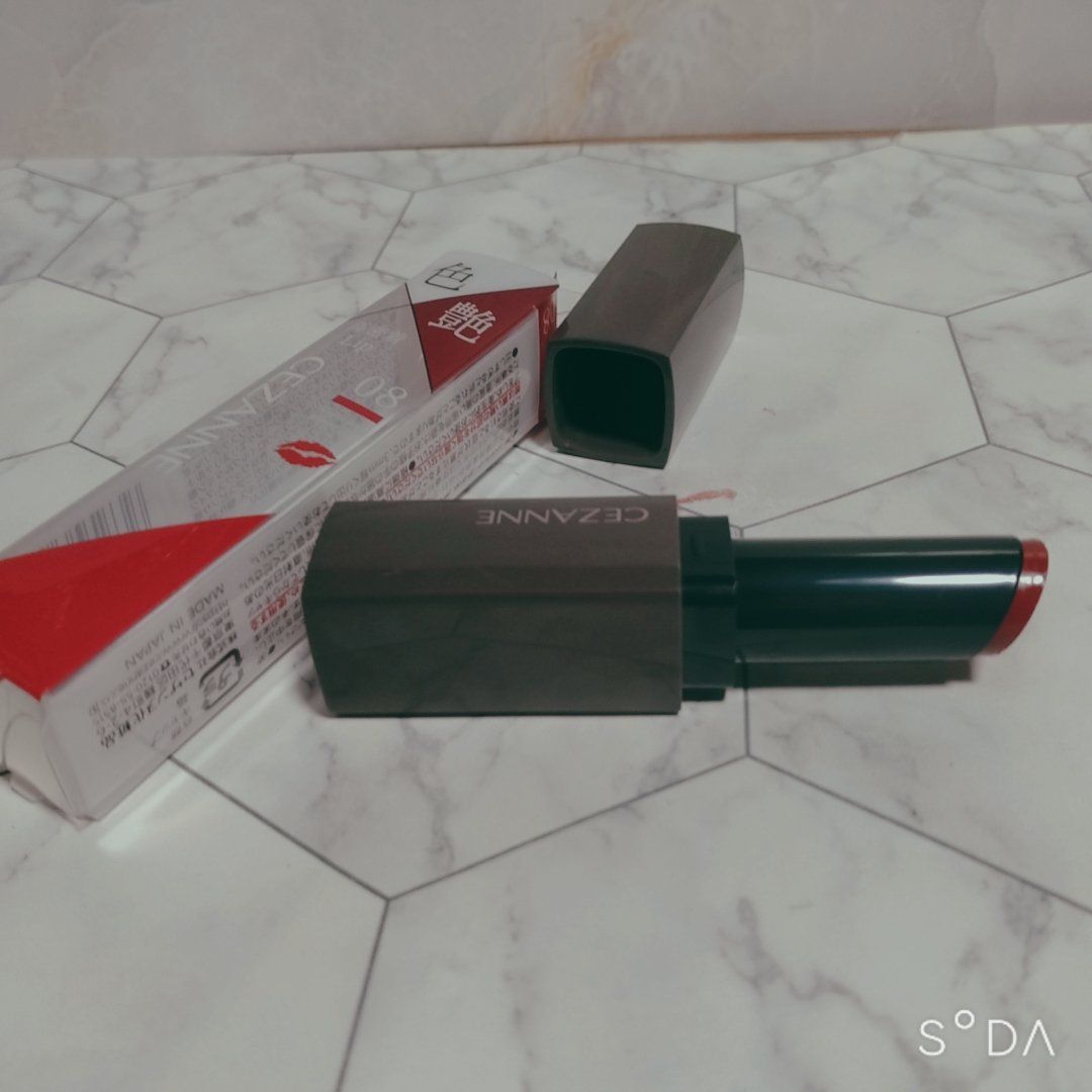 CEZANNEセザンヌ　
リップカラーシールド

塗りたての美発色＆艶が続く！ジェル膜で落ちにくい新リップ。

色艶を抱えたオイルが、唇の水分と反応しゲル化してピタッと密着。

塗りたての色を守る、ジェル膜処方のリップ。

08 チェリーレ