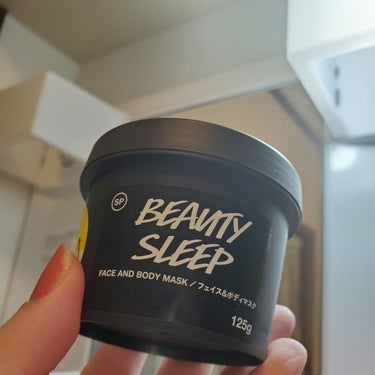 初めてLUSHの商品を購入してみました！！
本当はスーパーマスク？みたいな緑色のやつが
欲しかったんですが
蓋を開けたらびっくり！違う商品が棚に並べられていた
みたいなんです笑
フェイスマスクには変わり