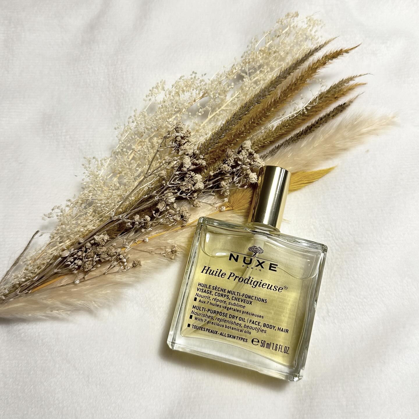 一本で全てを叶えるスキンケア🌱

┈┈┈┈┈┈┈┈┈┈┈┈┈┈┈┈┈

❤︎ NUXE

プロディジュー オイル 

┈┈┈┈┈┈┈┈┈┈┈┈┈┈┈┈┈

ヘアオイルがなくなったので購入したけど
マルチオイルだから髪も体も顔も気兼ねなく使