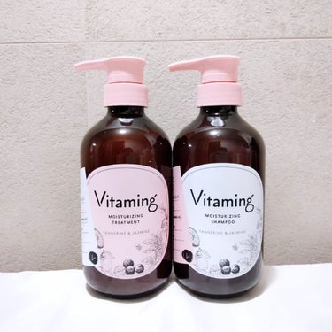 Vitaming
MOISTURIZING SHAMPOO＆TREATMENT

しっとりまとまる潤いツヤ髪へ導く
モイストタイプ。

タンジェリン＆ジャスミンの香り。
春らしい柑橘系の爽やかさと華やかなジャスミン。
スパで寛いでいるような素敵な香りが広がります。

シャンプーの泡立ちが良く、ふわふわの泡に包みこまれてるみたい…🩷
シャカシャカ洗いやすくて泡切れも◎

トリートメントは髪にスーッとなじみやすく、洗い流しもスムーズ。
しっとりまとまるビタミン保湿🩷

#Vitaming バイタミング
顔や体内へのビタミン補給だけでなく、全身でビタミンを吸収することで、より健やかな美しいお肌を実現するために生まれたブランドです。

バイタミングヘアケアシリーズは、
頭皮にもスキンケアレベルでしっかりと向き合い
今の髪から未来の髪までケアします。

ボディソープも良さそうですね。
皆さんもチェックしてみて下さい。

＠vitaming_official からの提供

-------------------------

#pr#vitaming #ビタミンシャンプー #ビタミントリートメント #バイタミング
の画像 その0