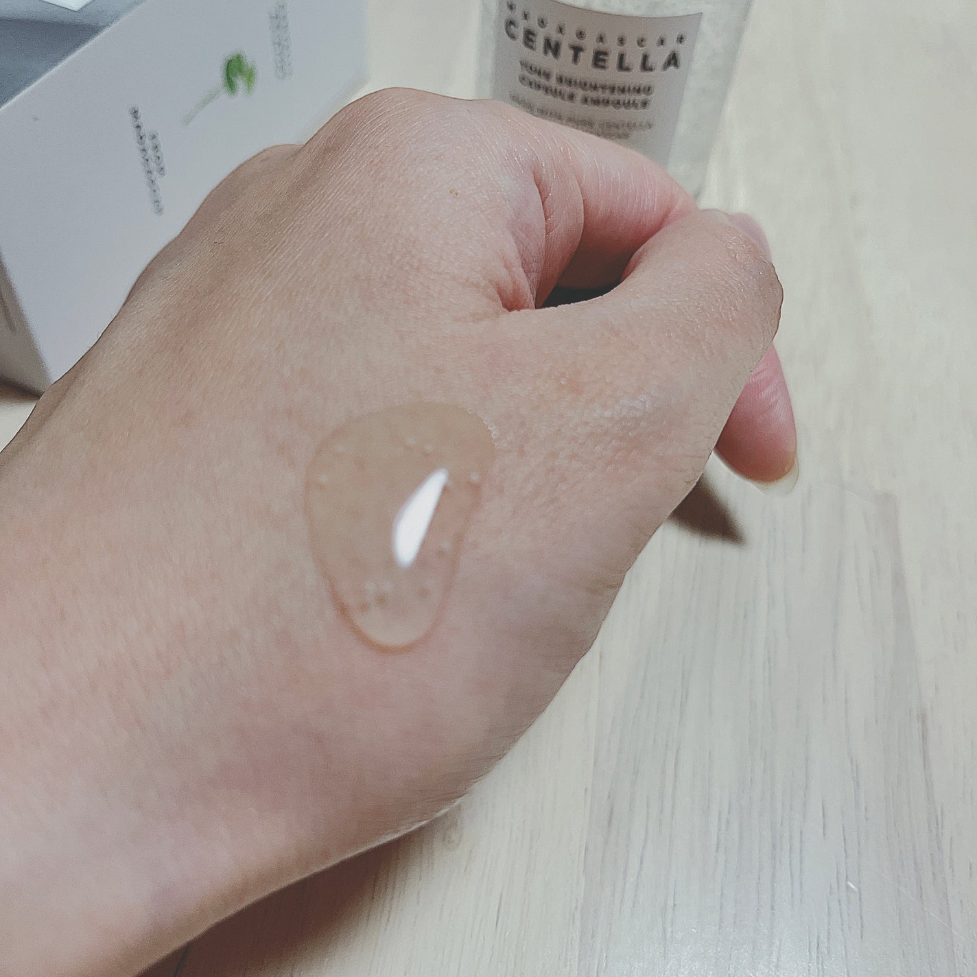 えりち on LIPS 「白いつぶつぶが入っていますが、肌に馴染ませると消えます◎つぶつ..」(3枚目)