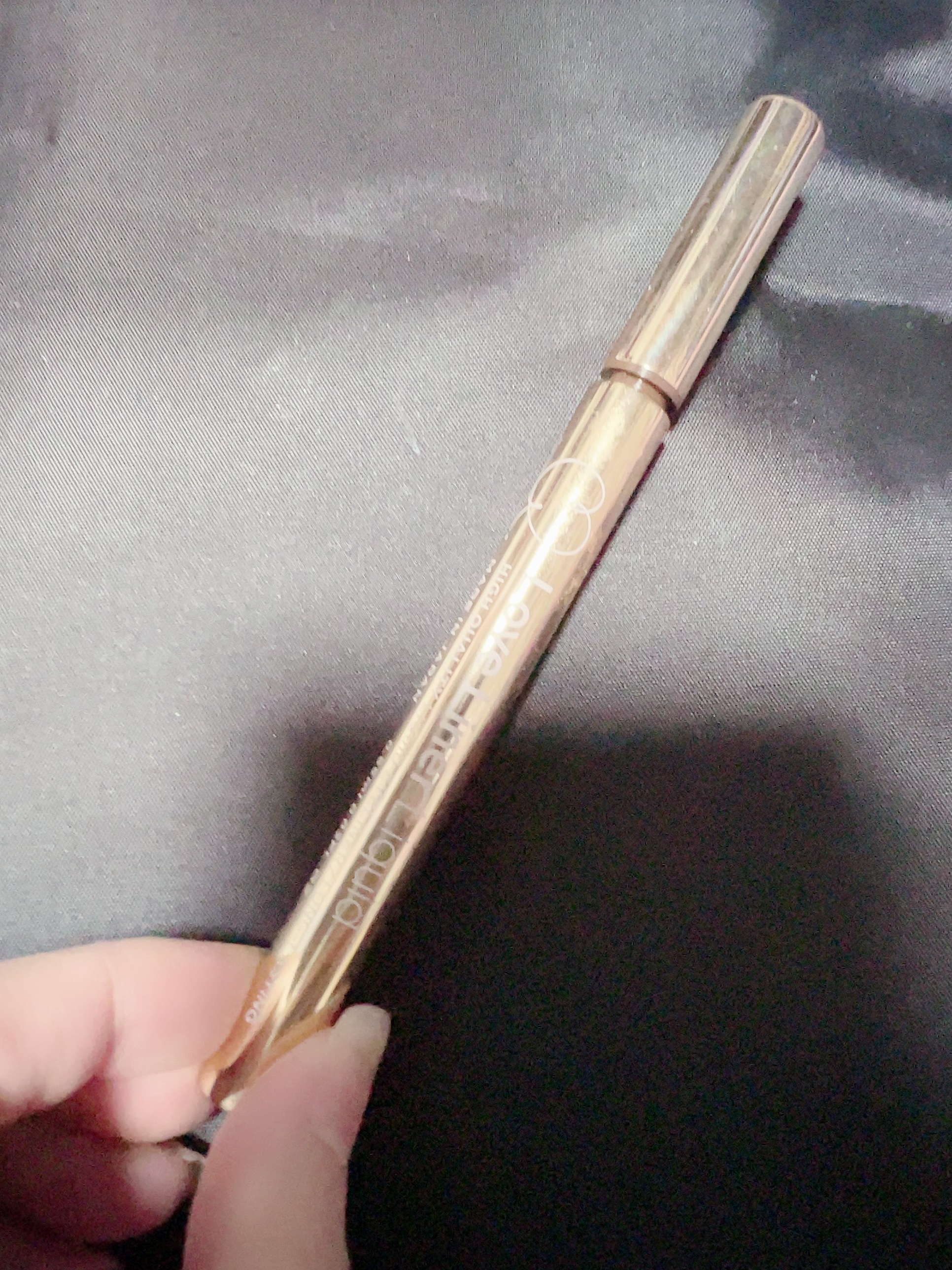 普段、黒ばかり使って居たのですが
友人から、茶も良いよと進められて、茶色を使ってみました！

黒はキツく見える印象でしたが
茶色は優しく見え、涙袋書きにも使えました^^

服装によりアイシャドウを変えるのですが
最近いろんな色のアイラインも