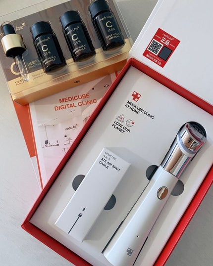 MEDICUBE AGE-Rダーマエアショットのクチコミ「
ずっと気になってたMedicubeの美顔器❣️
ダーマペンやダーマローラーのように、針で肌を.....」(1枚目)