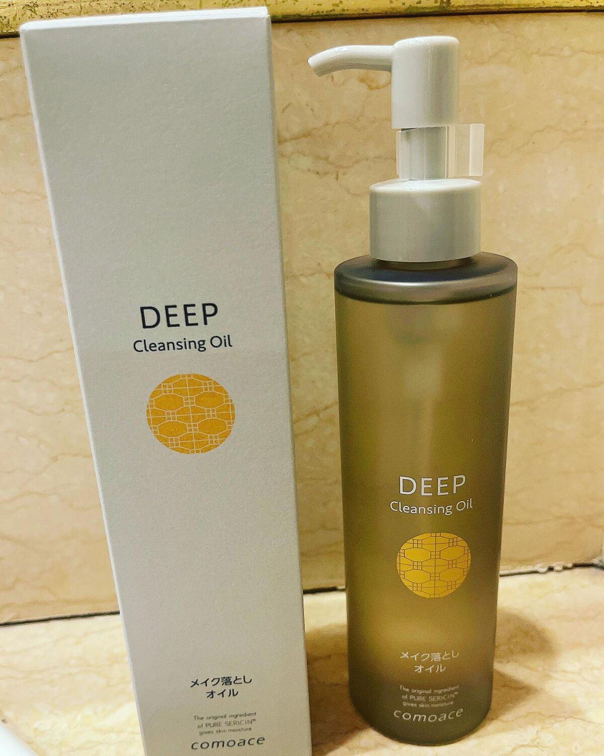 コモエースさま新商品
3/1発売
・ディープクレンジングオイル　200ml 3,960円
・モイストフォーム 
100g 3,080円
お試ししました！

どちらもコモエースの
特徴である成分ピュアセリシン入り。

クレンジングはスルスルと