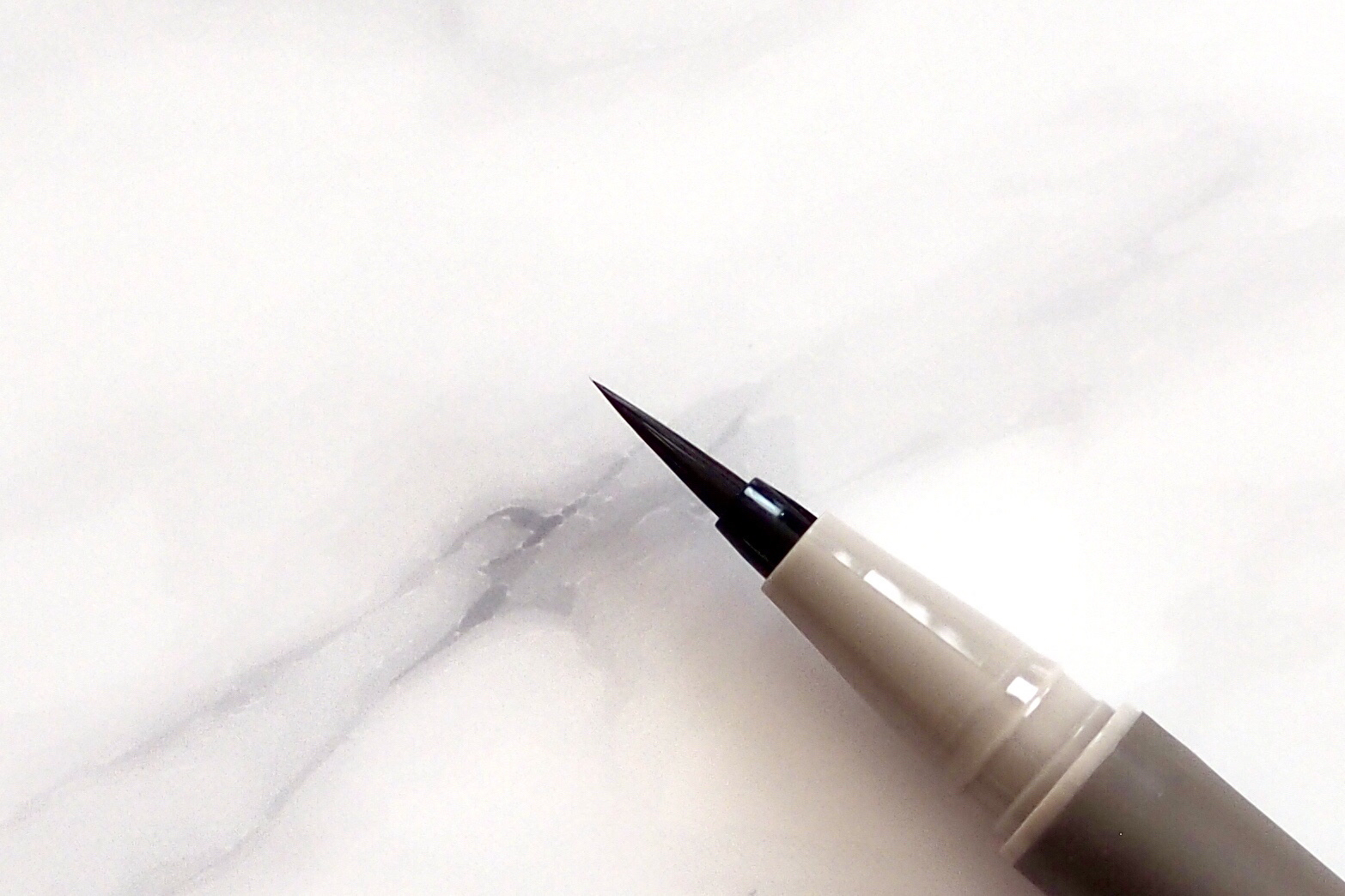 メロウシェード リキッドライナー ML02 モカグレージュ/excel/リキッドアイライナーを使ったクチコミ（3枚目）