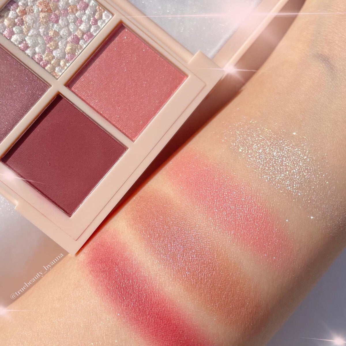 レブロン ダズル アイシャドウ クアッド/REVLON/アイシャドウパレットを使ったクチコミ(2枚目)