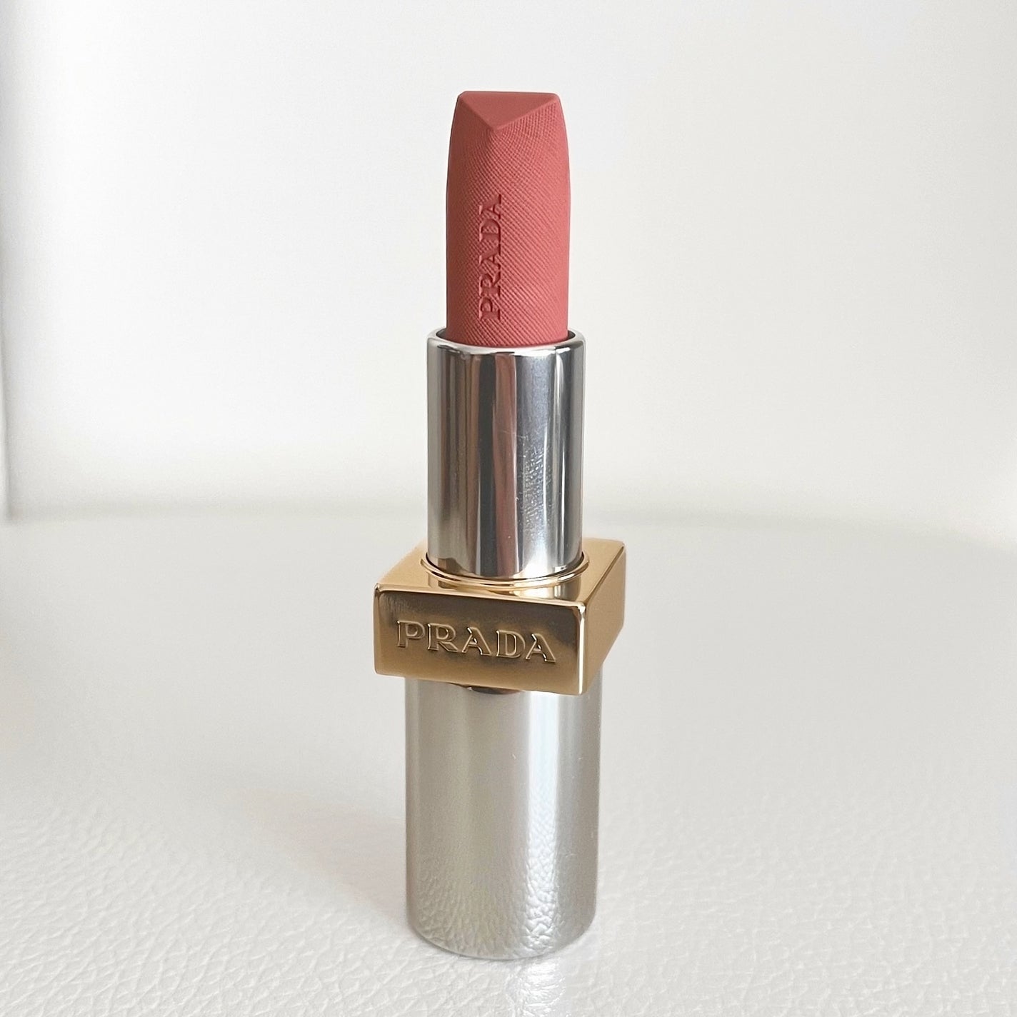 モノクローム ウェイトレス リップカラー(マット レザー)/PRADA BEAUTY/口紅を使ったクチコミ(4枚目)