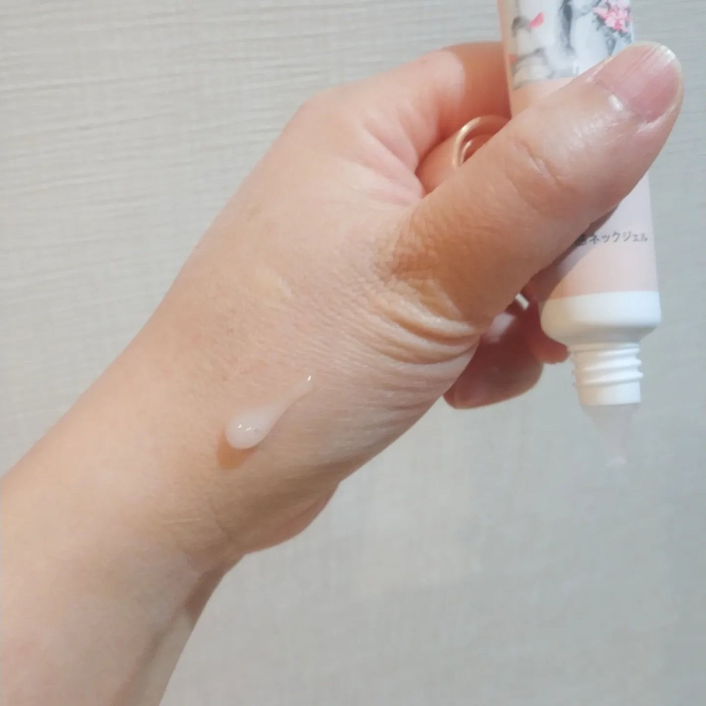 8x4 アロマスイッチ 涼感ネックジェル パリスブーケの香り/8x4/デオドラント・制汗剤を使ったクチコミ(3枚目)