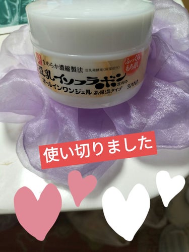 ♡使い切りました♡

なめらか本舗とろんと濃ジェル100g

こちらはディスカウントストアで700円位で購入出来てかなりお得でした♡

そしてなんといっても使い心地がとてもよく、オールインワンなので朝に重宝しました♡

うるおいがすごくあり、少しメイク前に浮くくらいあったので韓国の拭き取りパッドで拭き取ったりあぶらとり紙をしてからメイクに入りました☆
なのでもしかすると夜でも行けそうなくらい濃厚なジェルだと思います☆

最近の豆乳シリーズ大好きで、アイクリームも使っていますし、泡タイプの洗顔もとても良かったです♡
普通の洗顔も使ってみたいです♡
下地も大好きで毎日仕事メイクに使えて重宝してます♡
パックも気になります☆

#使い切りました
#豆乳イソフラボン
#オールインワン
#シリーズで大好きの画像 その0