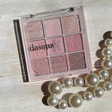 『 dasique / Shadow Palette Romantic Blossom 』
⁡
春のいきいきに染まった桜の花びらカラーに咲く
桜ポップグリッターを加えたロマンチックブロッサムパレット
⁡