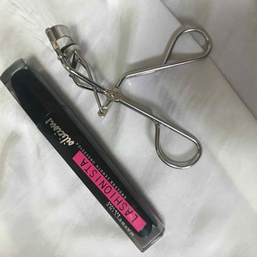 shu uemura アイラッシュカーラー
メイビリン オイリシャスブック

私の最近のまつげはこの二つです☺︎
シュウのビューラーは根元から上げやすくて
さすがって感じでした！！🍊

メイビリンのマス