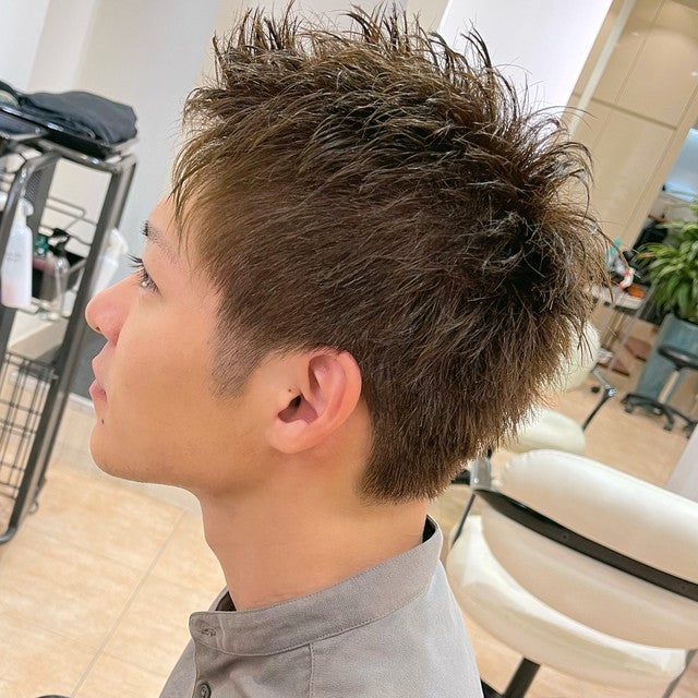 明るめアッシュグリーンカラーのショートヘアの男性