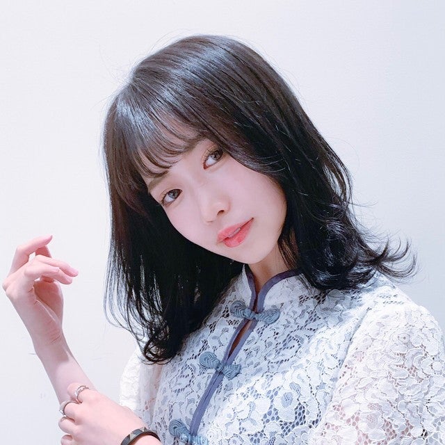 ブルージュの髪色が似合うミディアムヘアの女性。