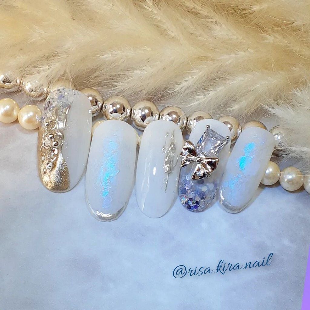 r.kira.nail on LIPS 「全部透明感のあるホワイトベースも春に良いですね🤗オーロラエフェ..」(1枚目)