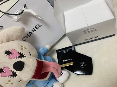 CHANEL コンパクトミラー&コットン

誕生日プレゼントでいただきました🎁
かわいい💕
ミラーは拡大鏡と普通の鏡の2つがついています。
コットンはひとつひとつにCHANELのマークがついていて、使う