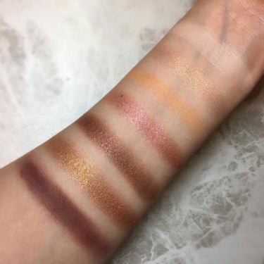 アナスタシア ビバリーヒルズ SOFT GLAM アイシャドウ パレットのクチコミ「スウォッチを載せました。

めちゃめちゃ気に入った！

マットが豊富で、しかも、色味に絶妙なニ.....」（2枚目）