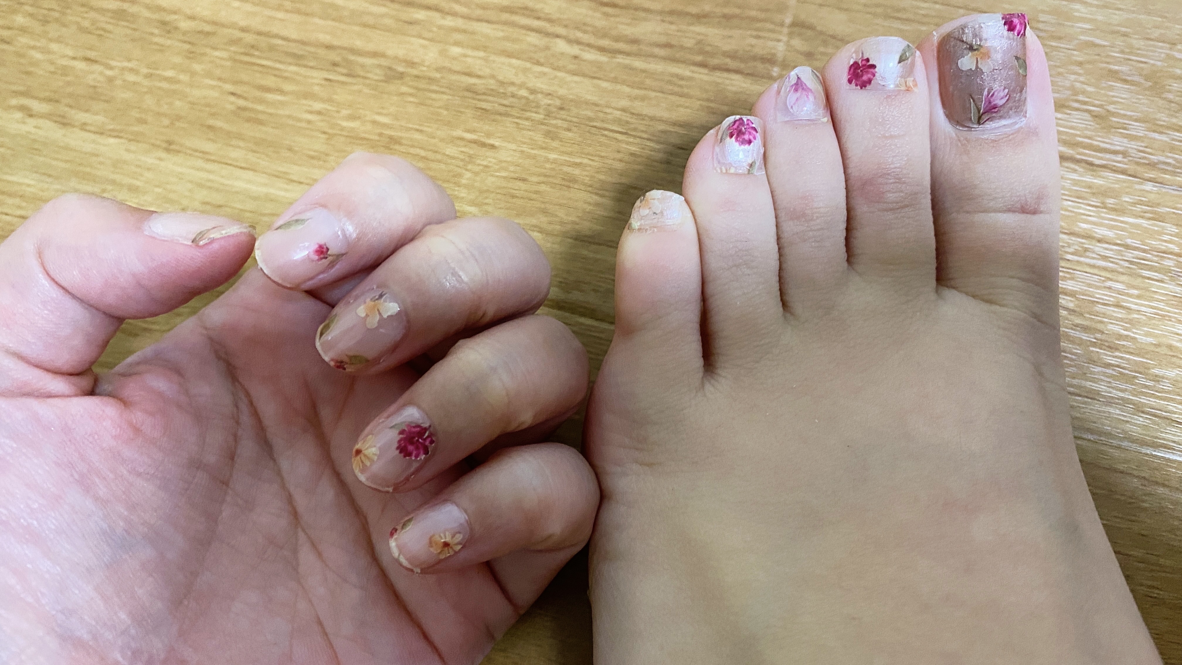 EDGEU ジェルネイルシール 【日本限定デザイン】 ENA519 PAINTING FLOWER/EDGEU/ネイルシールを使ったクチコミ（2枚目）