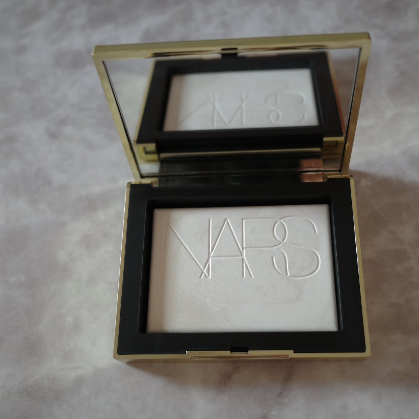 ゴールドダスト ライトライトリフレクティング セッティングパウダー/NARS/プレストパウダーを使ったクチコミ(2枚目)