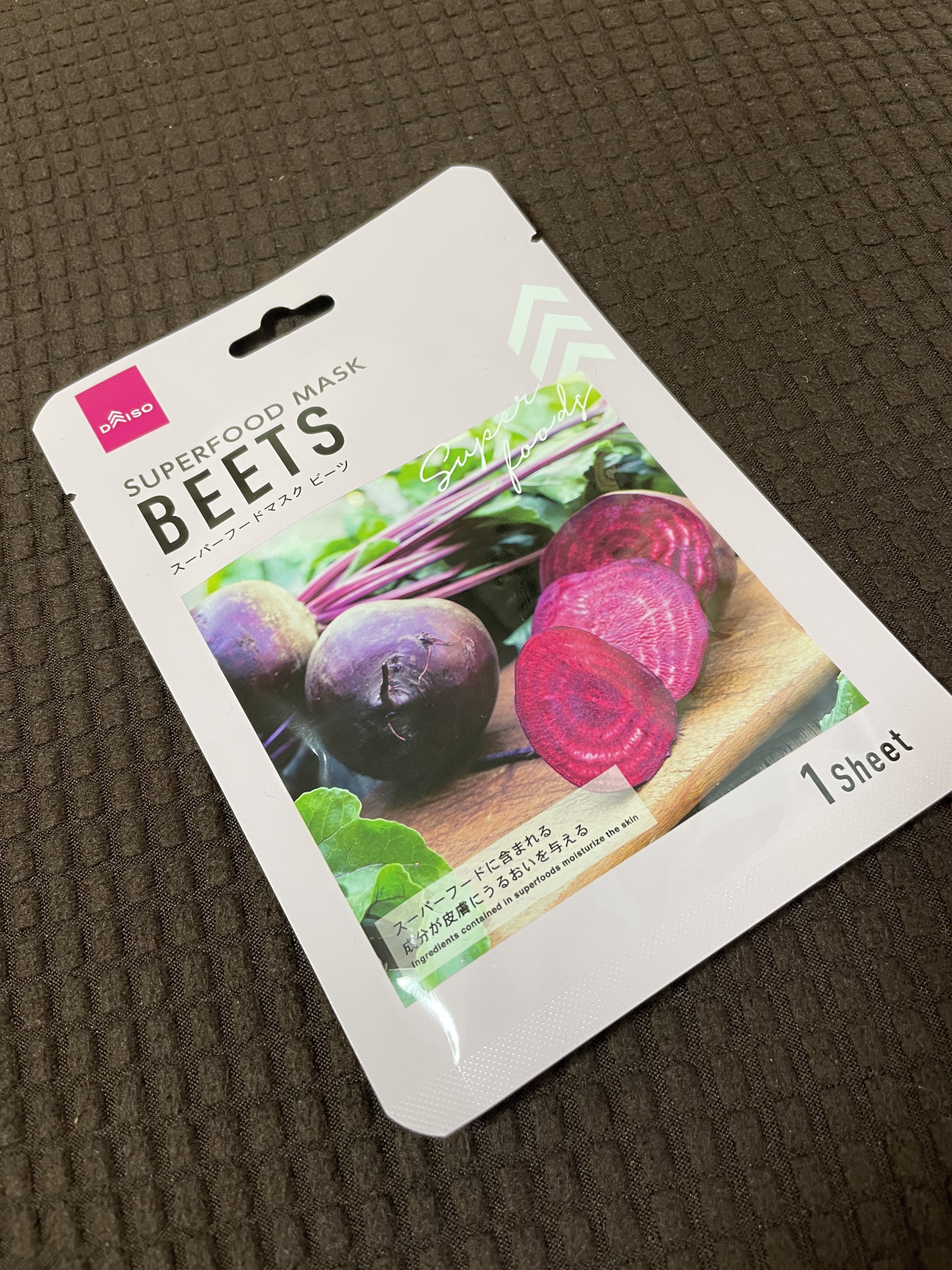 
DAISO  シートマスクを買った見ました😊

SUPERFOOD MASK BEETS

保湿成分
○ヒアルロン酸Na

スーパーフード成分配合
○ビートエキス(うるおい成分)

液がひたひたで潤った！

