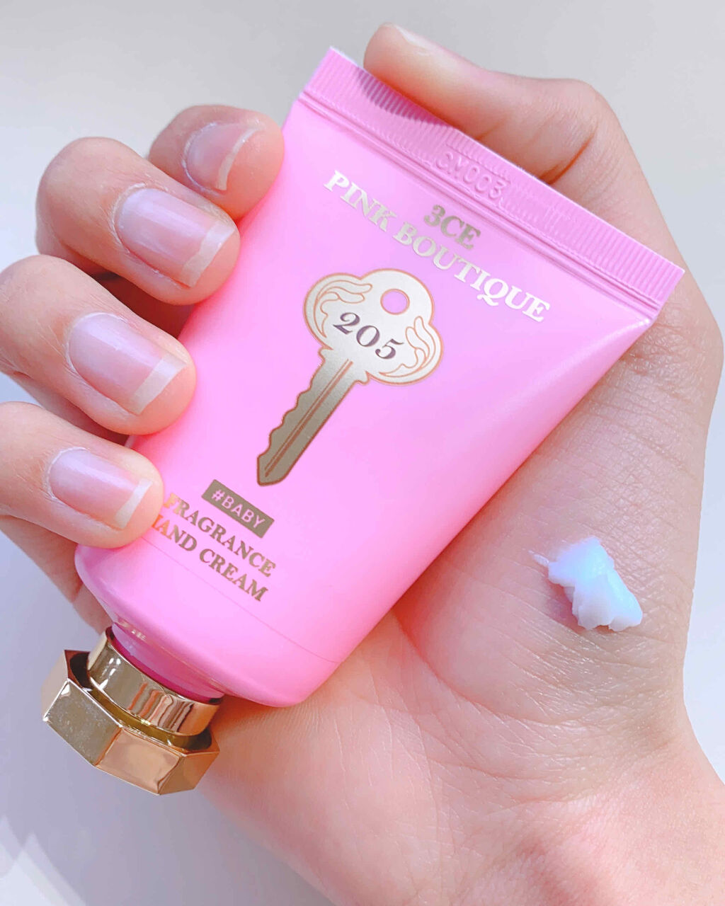 今回レビューするのは、
3CEのハンドクリームです😍


デザインがとても可愛いです🔑
また、手のひらサイズなので、
小さなポーチやカバンでも持ち歩き可能です✨





強すぎず自然なかおりになっています！❤


ふとした時にするいい