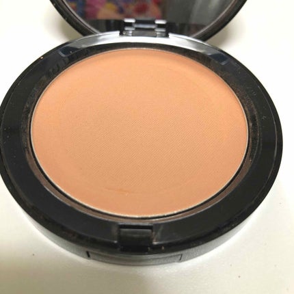 BOBBI BROWN イルミネイティング ブロンジング パウダーのクチコミ「ボビイブラウンのブロンジングパウダー 01ゴールデンライトです。
粉が細かくてすごく軽いサラサ.....」(2枚目)