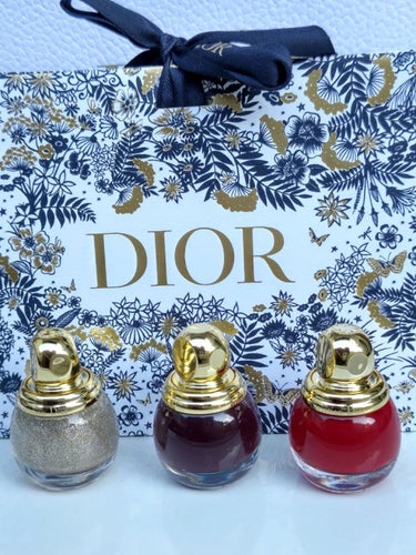 🤍🤍Dior ホリデーコレクション 2021🤍🤍

クリスマス気分を盛り上げてくれるネイル♡
デザインや色が可愛いのは勿論ですが。
速乾でムラにならず、
見た目通り発色してくれて
キレイに仕上がるのが優