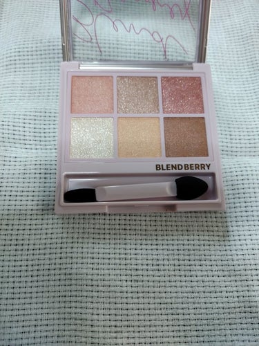 皆様こんにちは。今回はやっと大好きなBLEND BERRY様の『オーラクリエイション　#myfavbrown』を手に入れましたのでレビューさせて頂きます。
ブラウンアイシャドウパレットだけで5色展開する